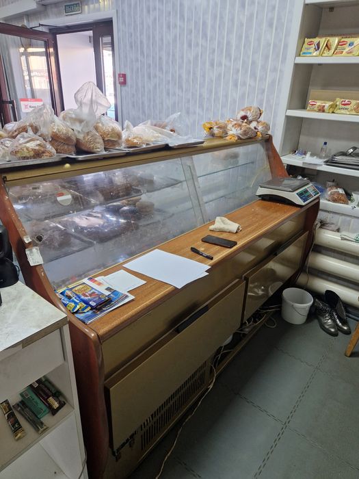 Продаётся кондитерская витрина