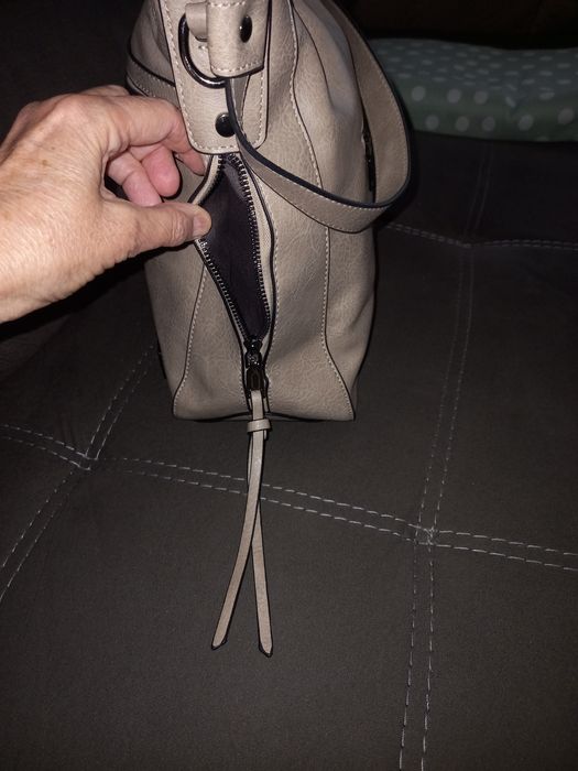 Нова дамска чанта с 4 джоба и 2 прегради