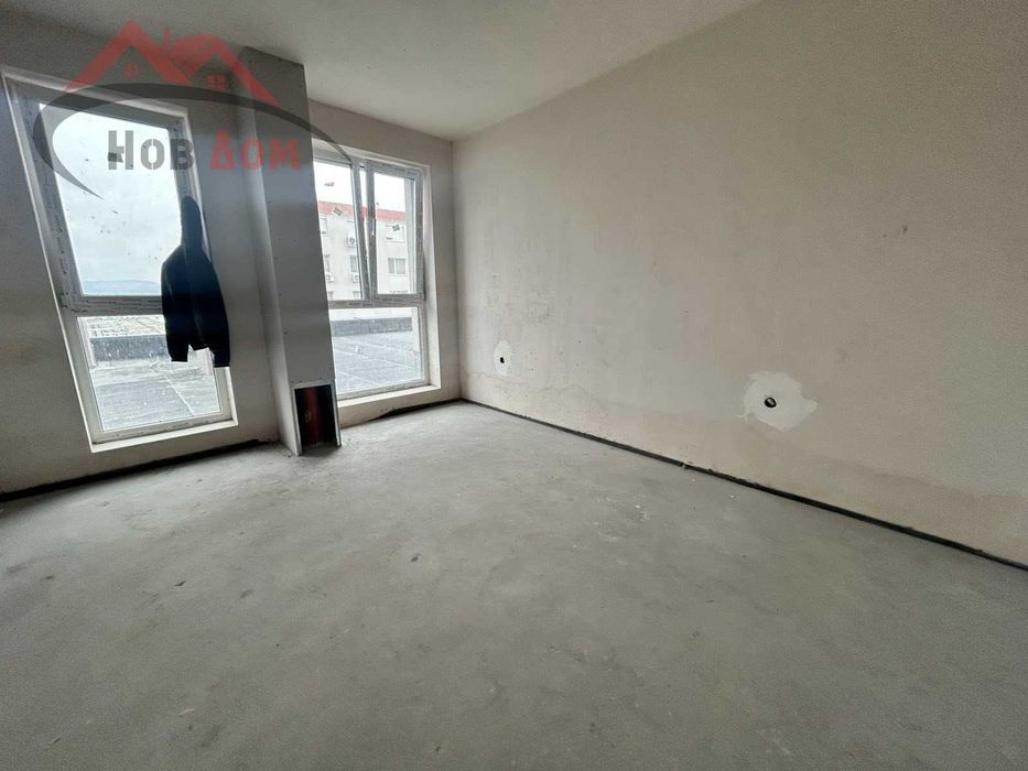 Тристаен до магазин Практикер