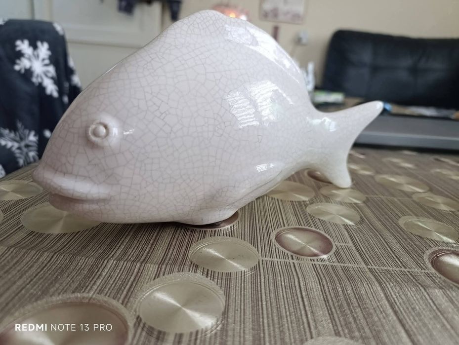 Стара статуетка на риба