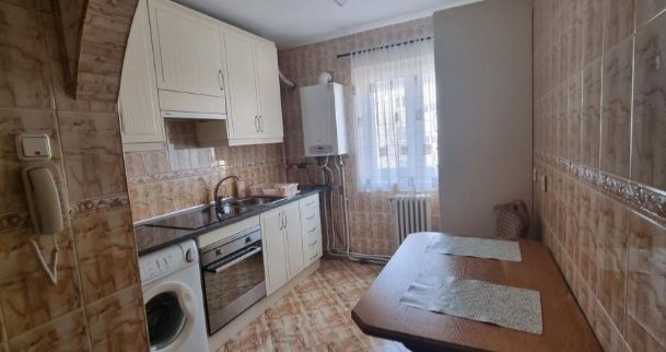 Închiriez apartament 2camere  bucătărie separata  baie sibalcon