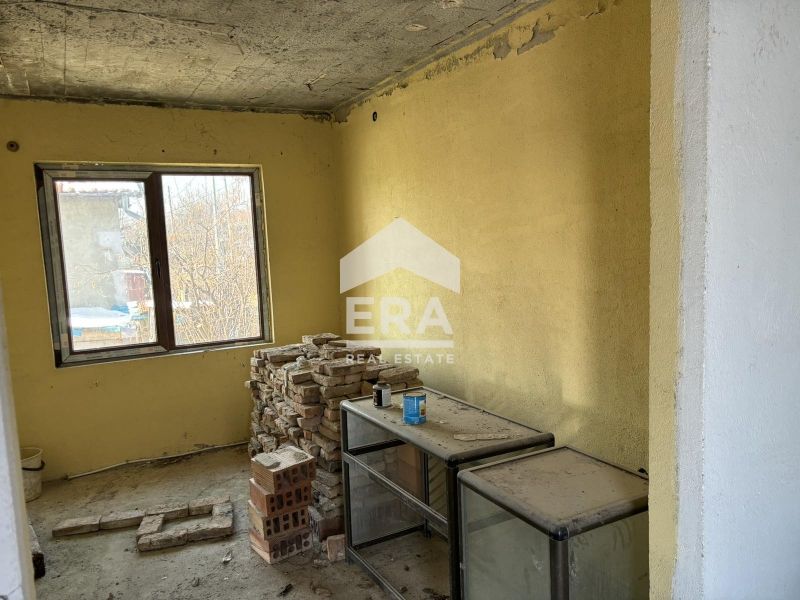 Триетажна новострояща се къща за продажба, с двор и морска панорама, в