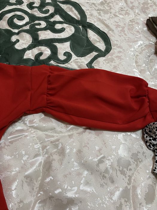 Красное кофточка