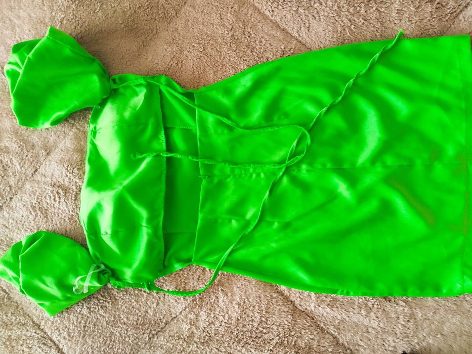 Зелена рокля с гол гръб