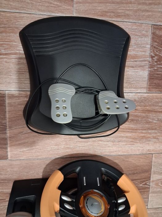 Продам игровой руль с педалью