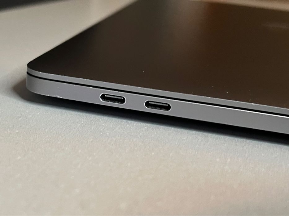 MacBook PRO 13’ Touch Bar 2019 в идеальном состоянии