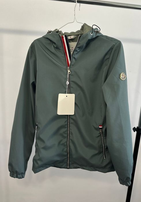 Geci impermeabile,  anti vânt și potrivite pentru zilele ploioase