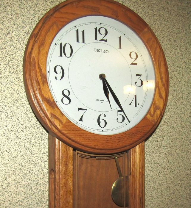 Стенен часовник с махало Seiko