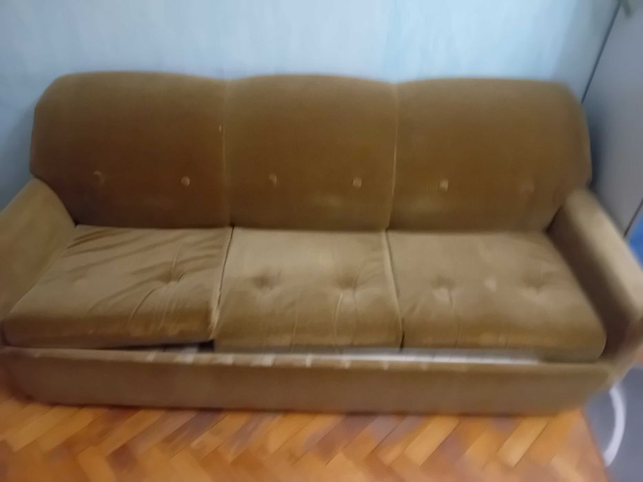 Подарявам стар модел диван