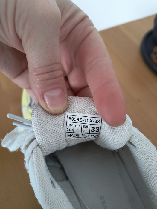 Adidași Reserved mărime 33 fetita