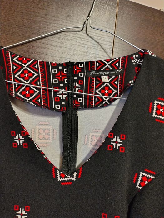 Rochie cu motive traditionale - marimea 42