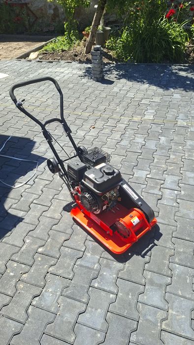Închiriez, vand placa compactoare 80kg
