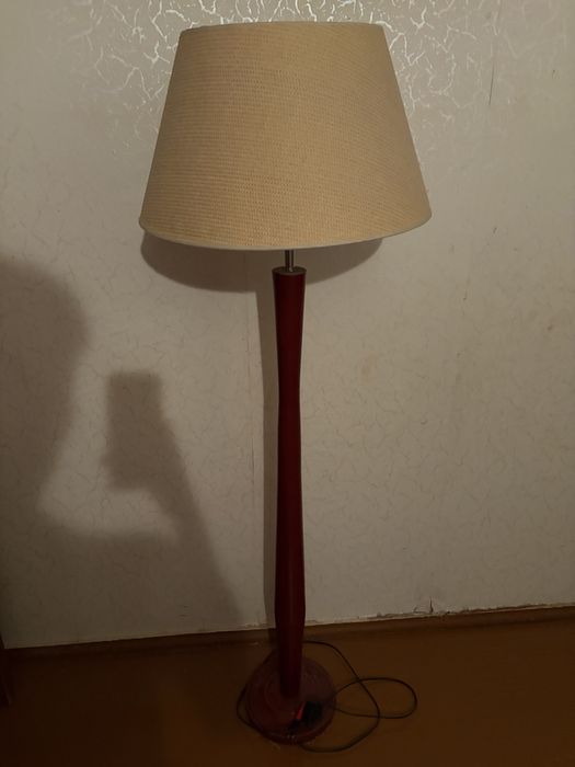 Продаю торшер с абажуром