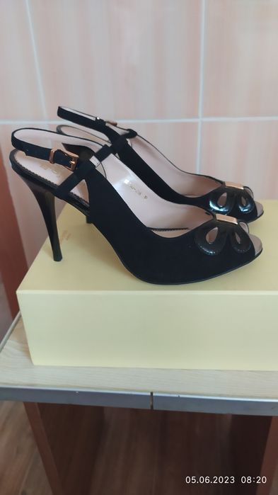 Женские босоножки