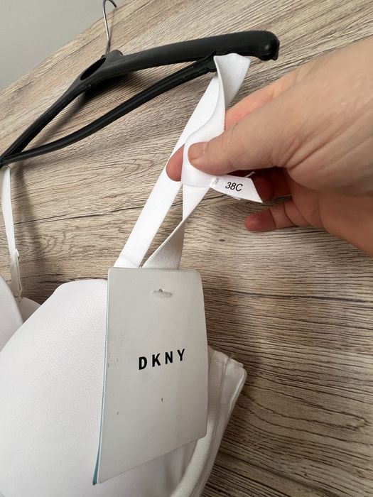 Страхотно бяло боди на DKNY