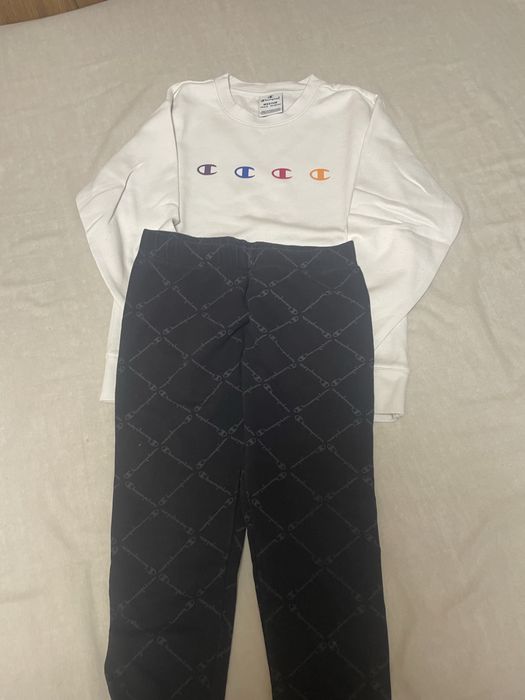 Vând trening fetite champion