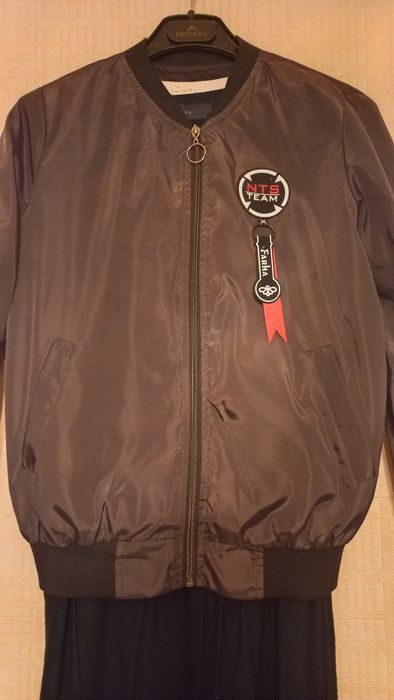 Продам бомбер (ветровка)на девочек