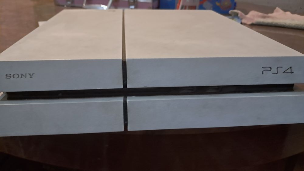 PS 4, продам с джойстиками и дисками с играми