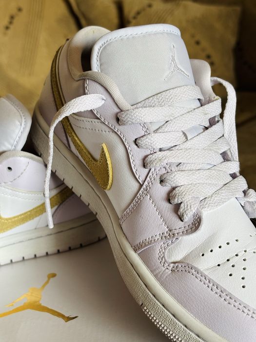 Jordan 1 low barely grape