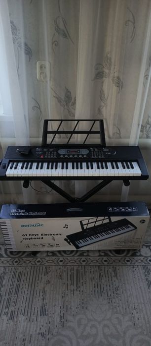 Продам синтезатор.