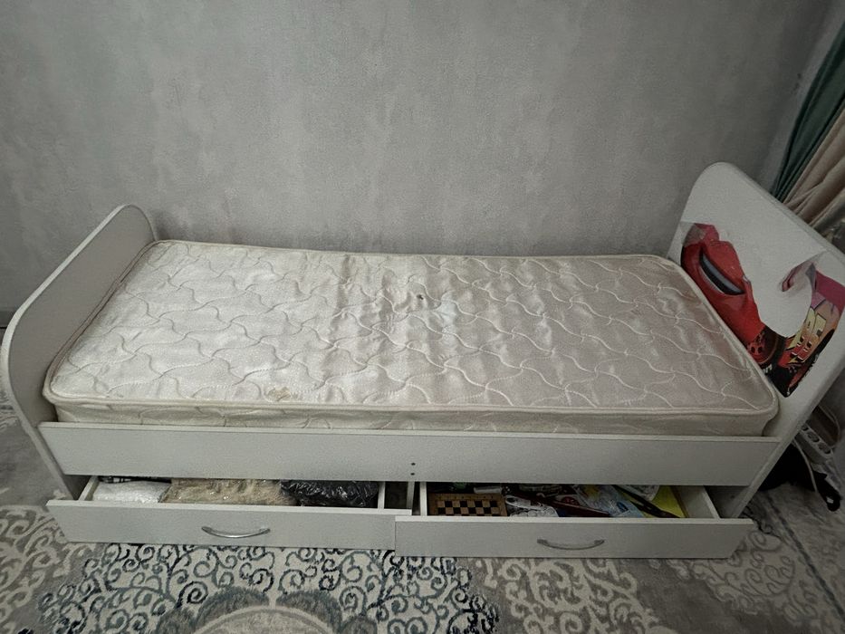 Продам детскую кровать с матрасом