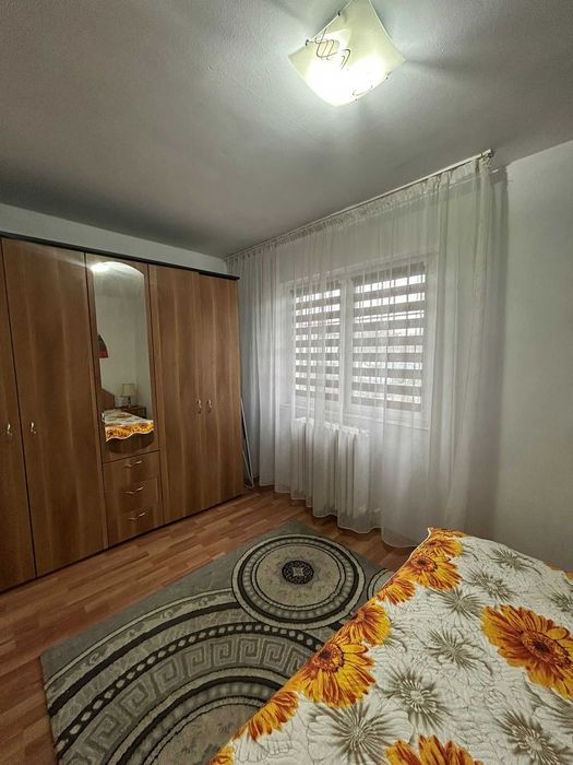 Inchiriez apartament cu 2 camere in in zona Decebalecebal aproape de piata. Apartamentul este situat la partier,este mobilat si utilat la cheie.