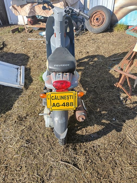 Vând moped Peugeot