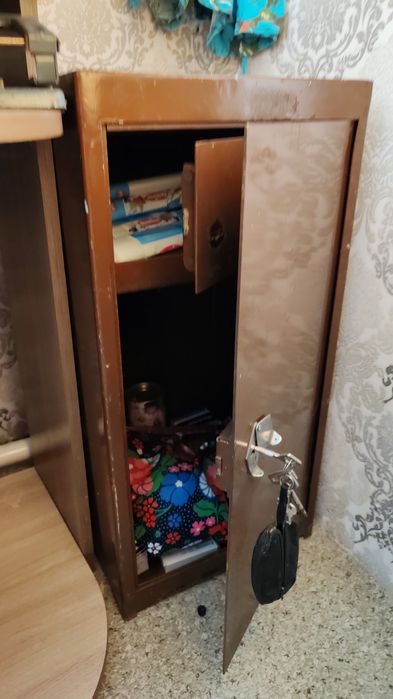 Продам сейф. Удобен.