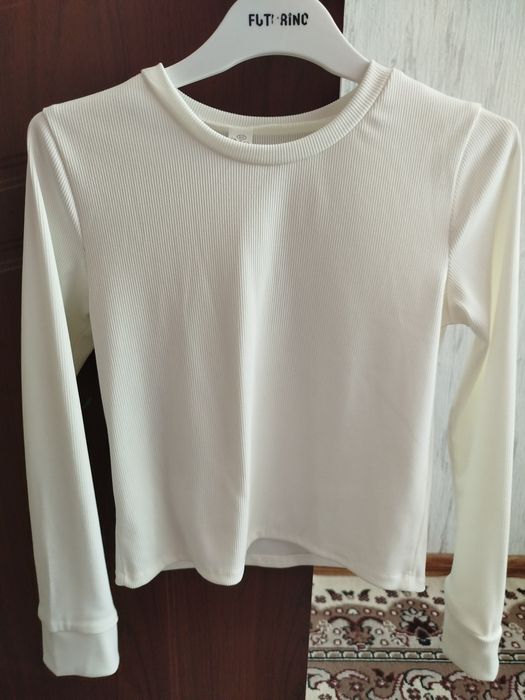 Продам.две блузки.и платье