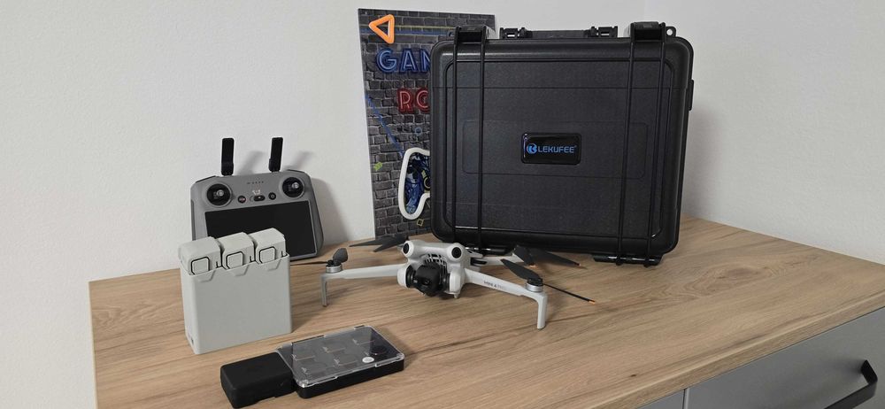 DJI Mini 4 Pro Fly More Combo – ca nou, doar 2 ore zbor.