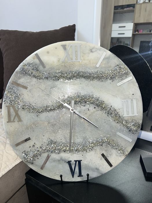 Часовник от епоксидна смола с различни диаметри