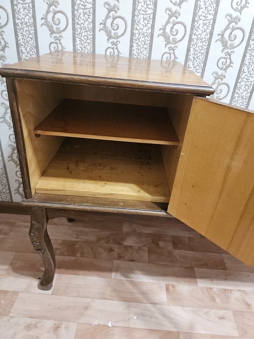 Продам диван, два стула, тумбочку