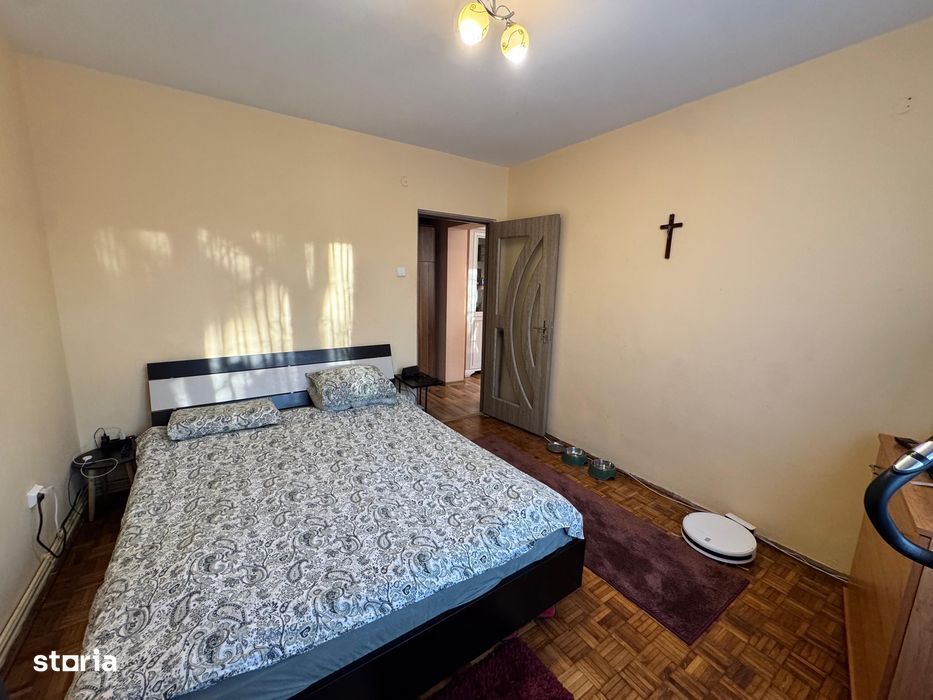 Apartament 3 camere de vanzare zona Sasar