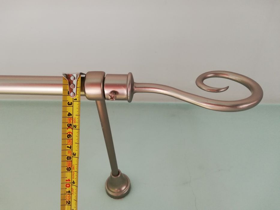 Vând galerie metalică, cu diametrul de 19 mm, 136 cm lungimea barei