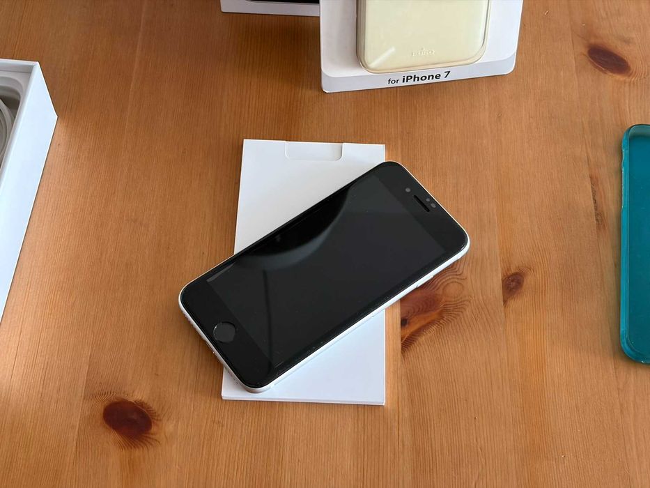 Iphone SE 2020 - Бял - 64GB -Перфектно състояние - Неразличим от Нов