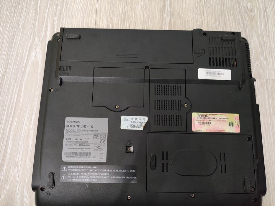 Ноутбук Toshiba.