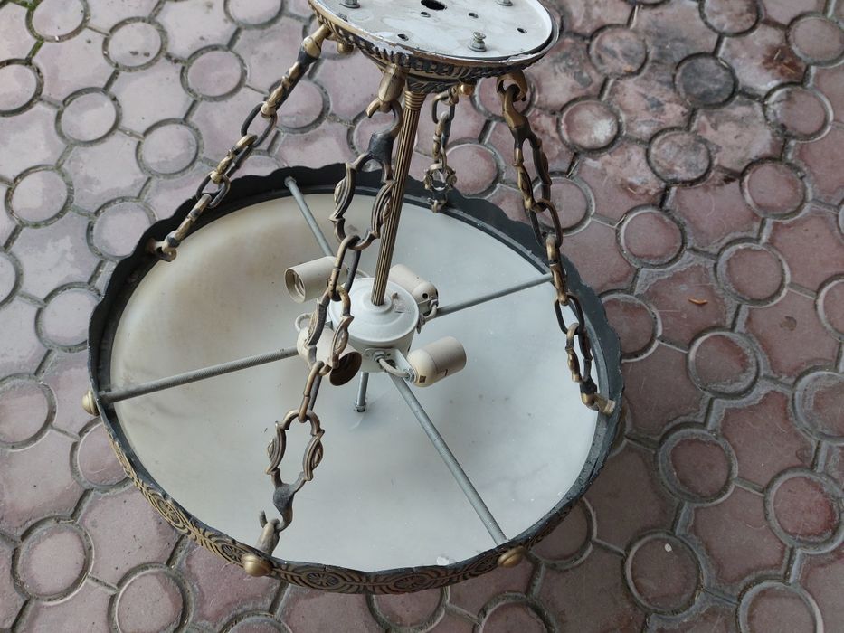 Люстра хорошая .