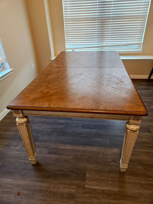 Обеденный стол Ashley