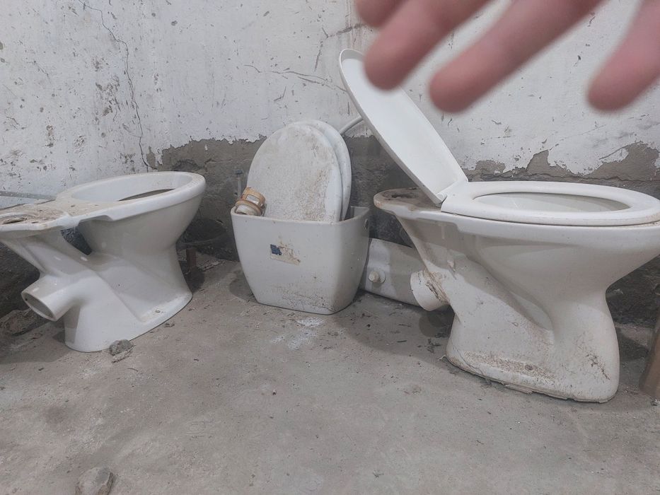 Унитазы срочно продаётся
