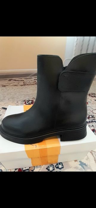 Продам новые женские ботинки