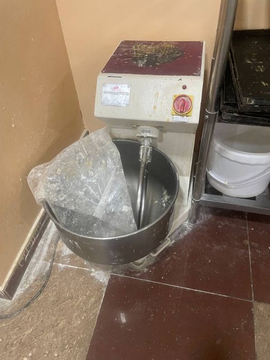 Срочно сотилади. Печь 2та. Миксер 2та.