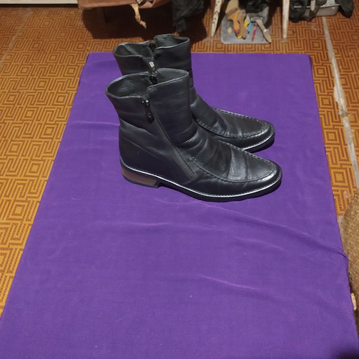 Продаются сапожки женские