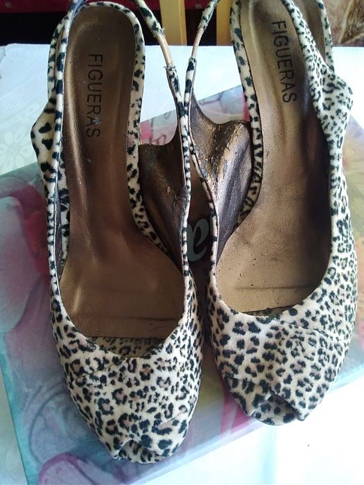 Нови елегантни обувки, сандалети