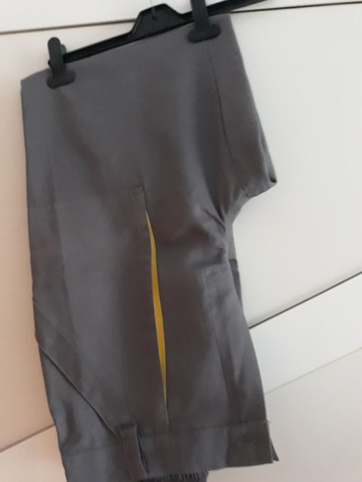 Pantaloni de salopeta