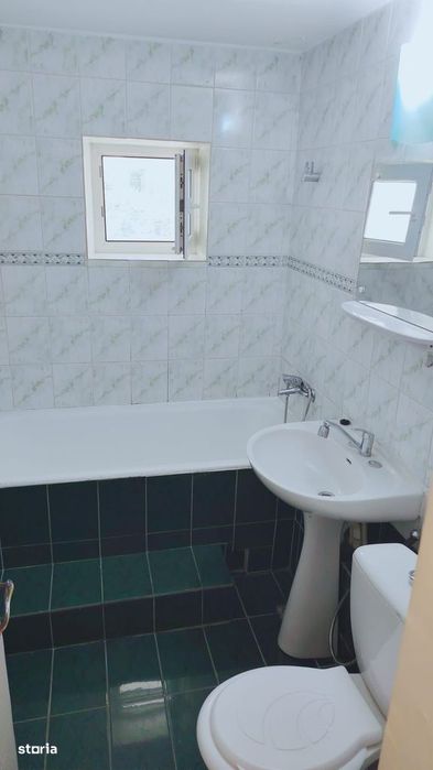 Inchiriez ap. cu 3 camere, 2 balcoane, Zona C.R.Vivo