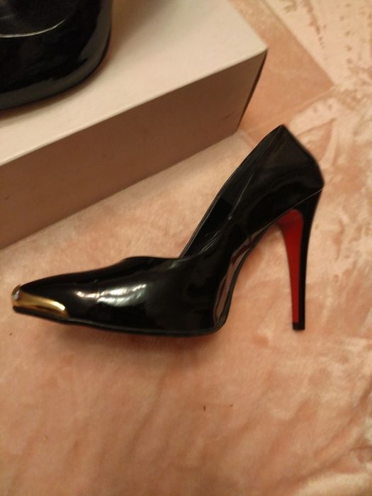 Обувь женская, лаковая, на высокой шпильке