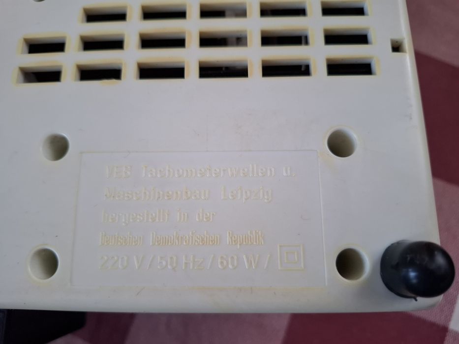 Proiector german anii "80 perfect funcțional, in geanta originala originala după cum se poate observa in fotografii. Este un aparat destul de robust ,