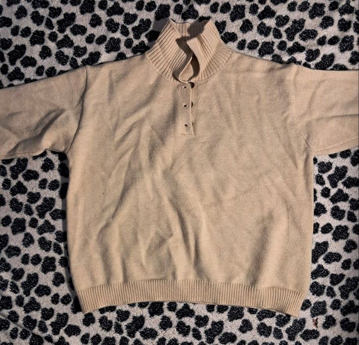 Свитер с пуговицами