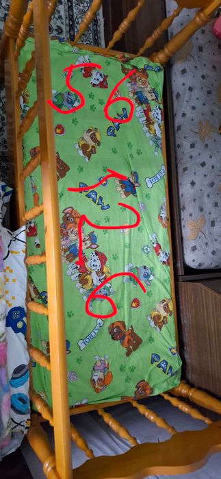 Бебешко дървено креватче с матрак.