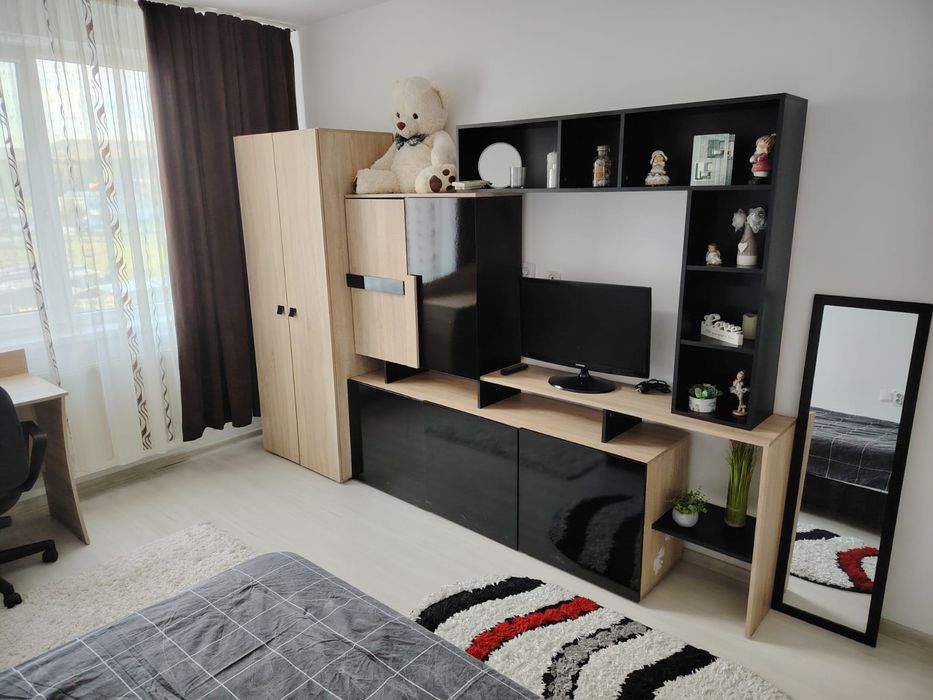 Închiriez apartament cu 3 camere